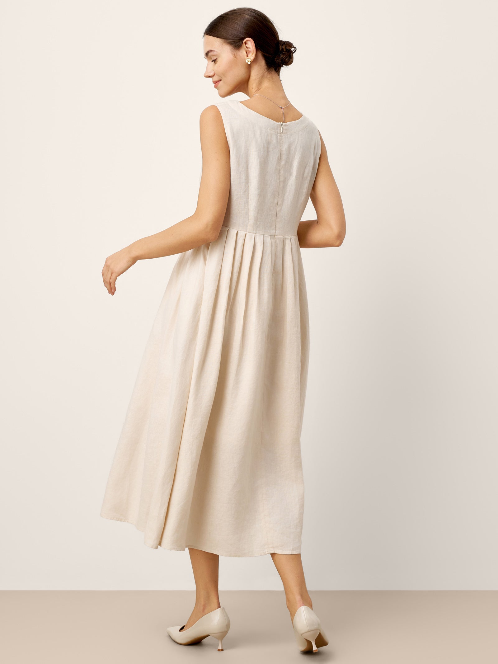 LINTICO 100% Linen Sleeveless Crew Neck Waist Pleated Maxi Dress SELENE — LINTICO branding close-up