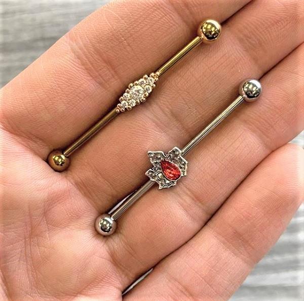 BodyCandy 14G Red Gem Holiday Holly Leaf Christmas Industrial Barbell 38mm — detail close-up