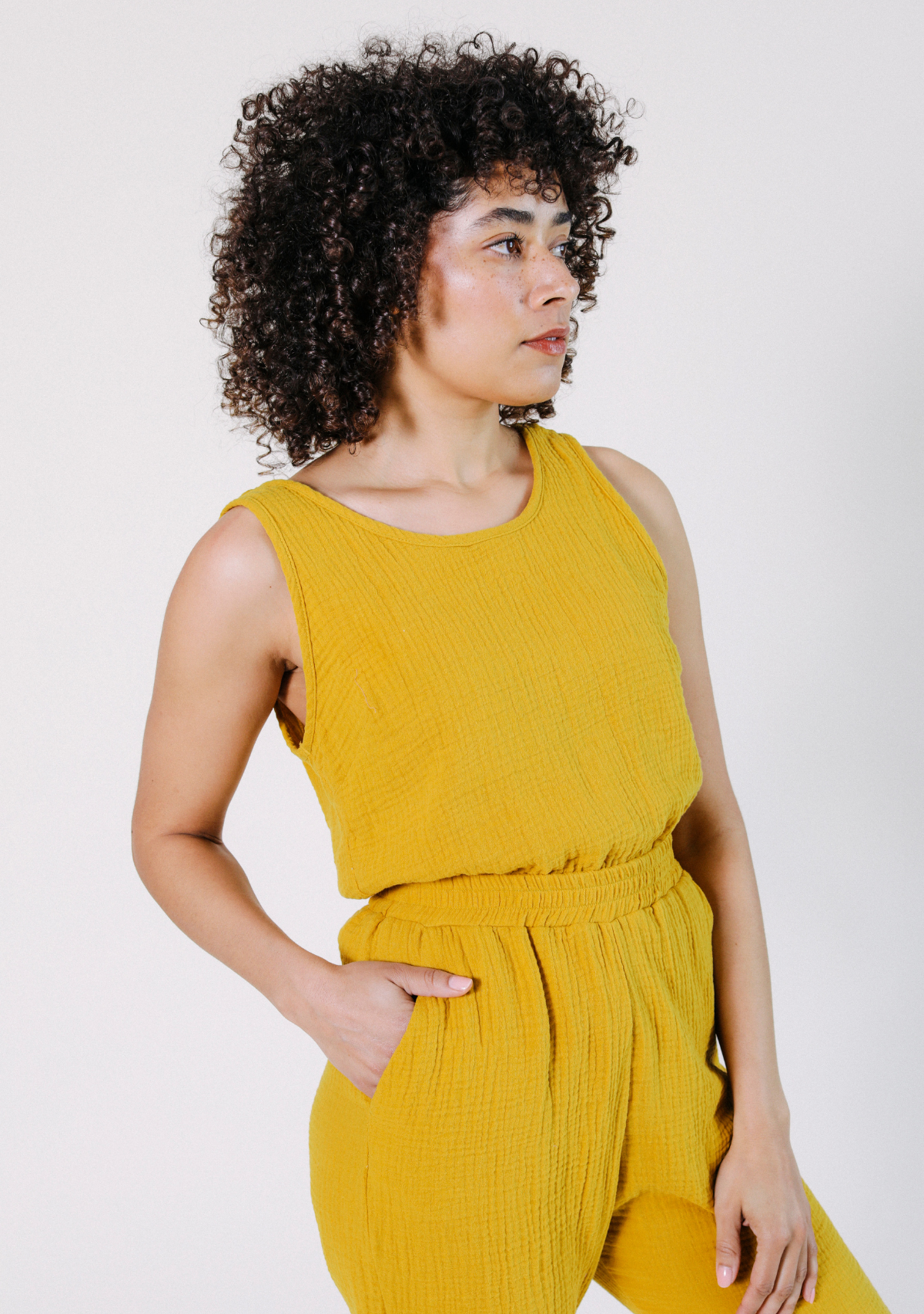 WONENA POPLINEN Jameela Organic Cotton Jumpsuit - Golden — WONENA branding close-up