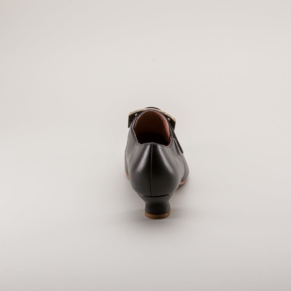 American Duchess Kensington 18th Century Leather Shoes (Black) — scale reference