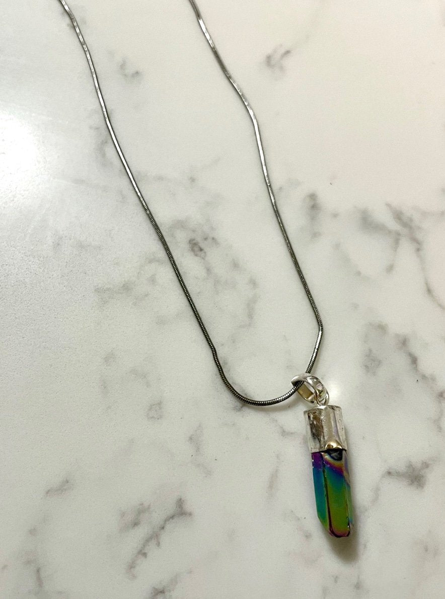 Just Neat Stuff Simple Stone Necklace — detail close-up