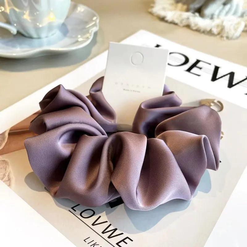 Mariam's Collection Mariam's Collection MAC011 hijab scrunchies，satin hair accessories — product on model