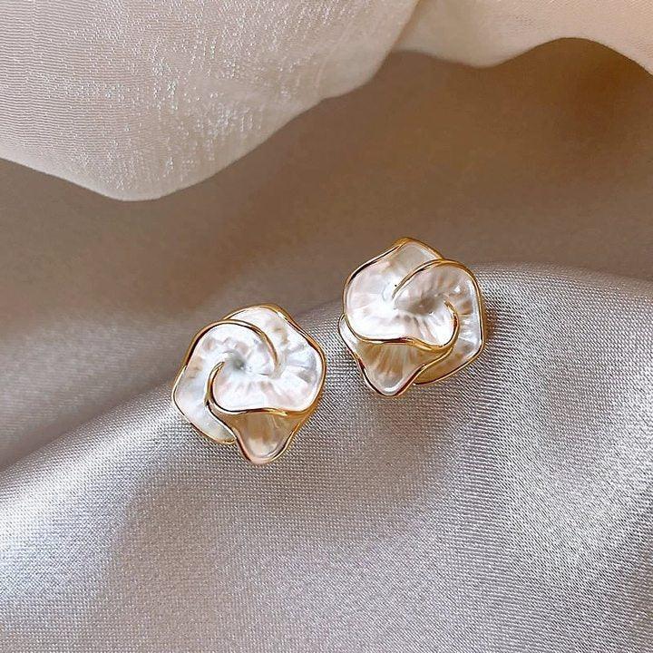 Mariam's Collection Mariam's Collection MAC097 French Style High-end Light Luxury Earrings — construction detail
