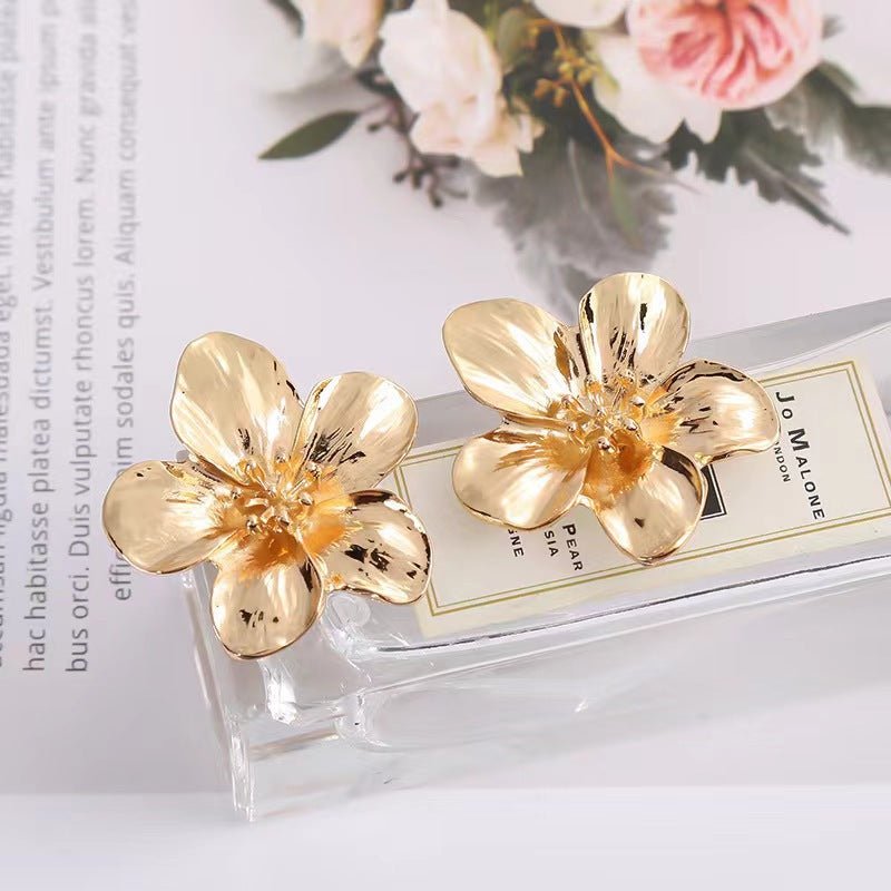 Mariam's Collection Mariam's Collection MAC170 Retro Simple Alloy Flower Stud Earrings — lifestyle worn / used context