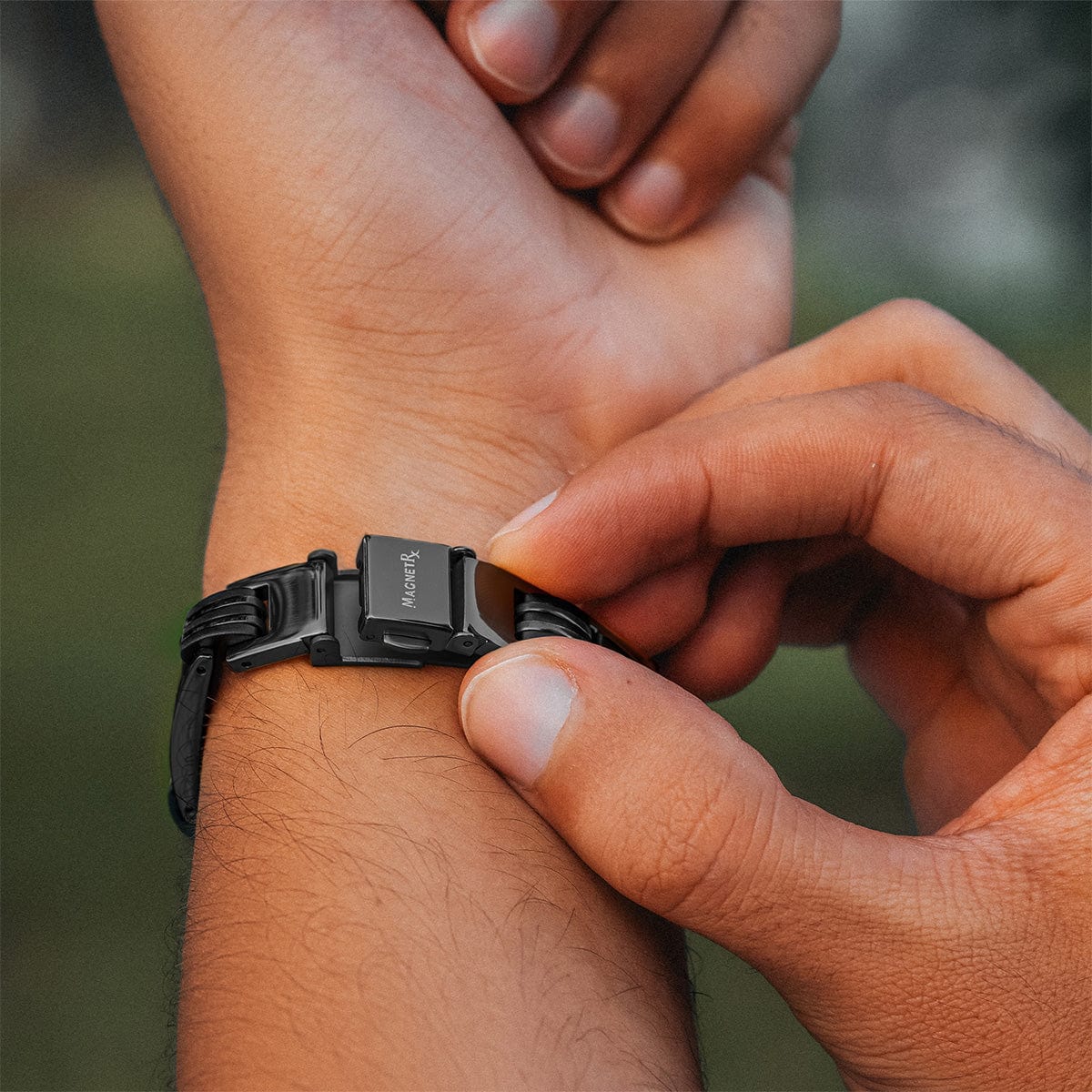 MagnetRX Carbon Fiber Magnetic Bracelet for Men (Black) — detail shot 7