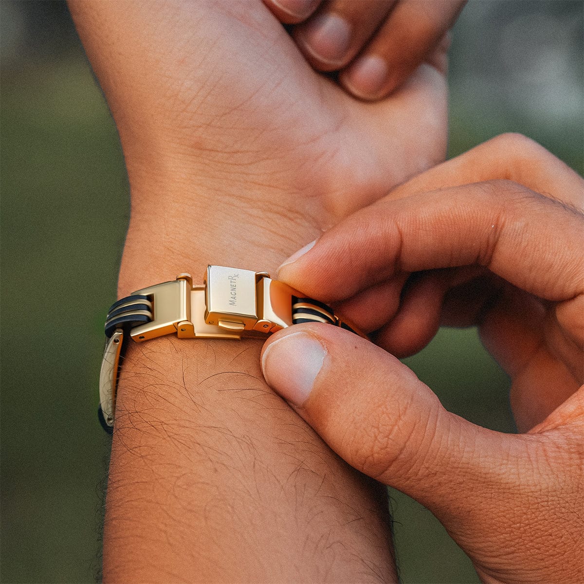 MagnetRX Carbon Fiber Magnetic Bracelet for Men (Gold) — detail shot 7