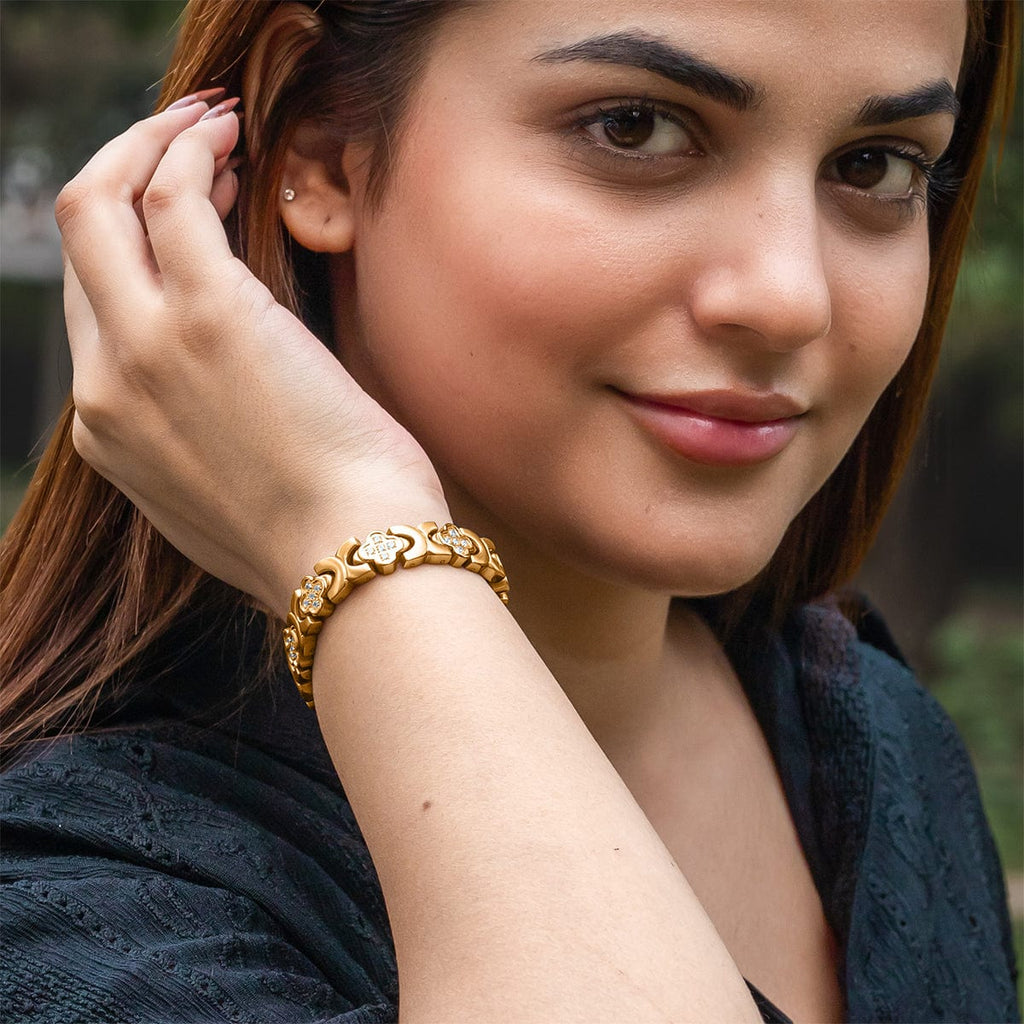 MagnetRX Clover Magnetic Bracelet for Women (Gold) — Gold detail