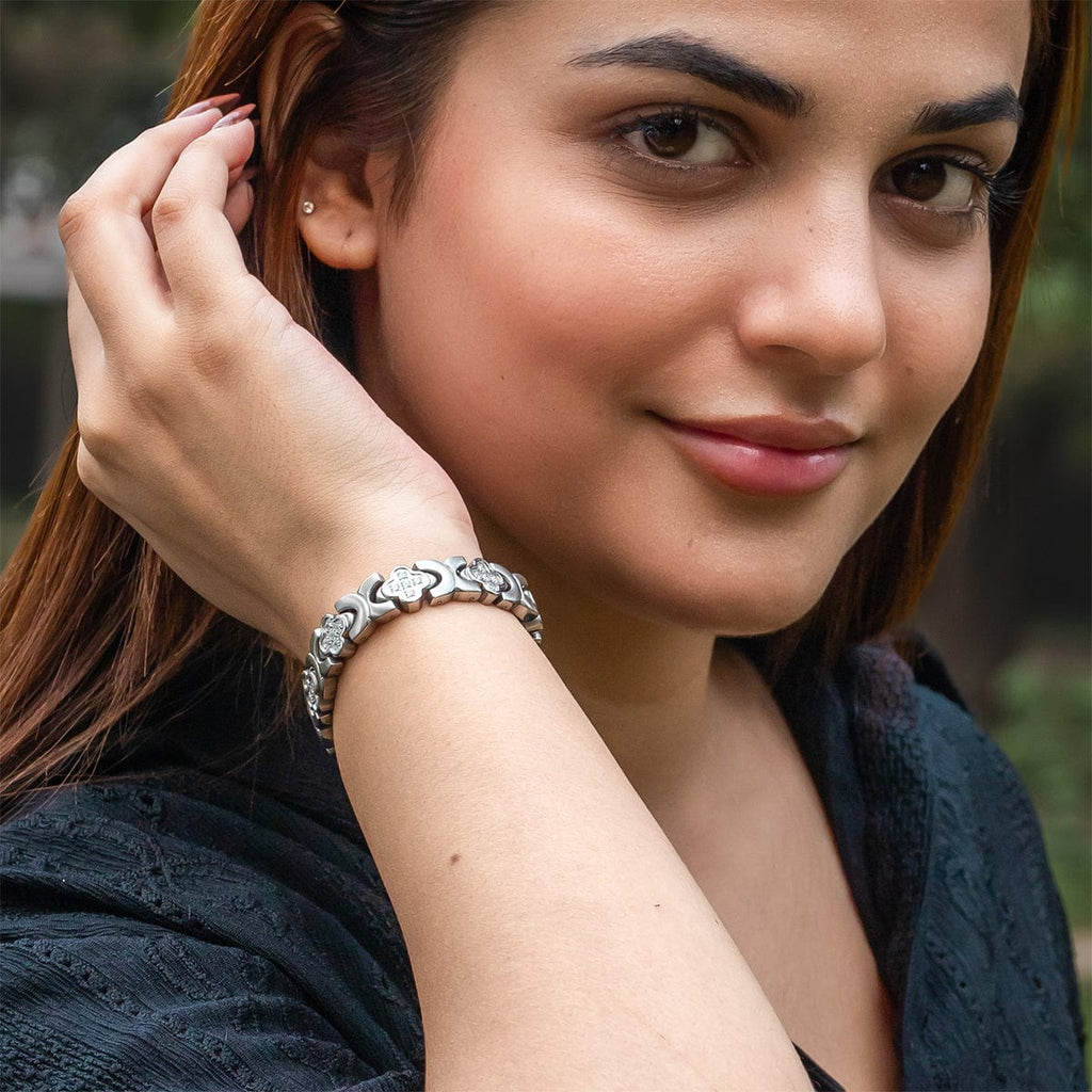 MagnetRX Clover Magnetic Bracelet for Women (Silver) — Silver detail