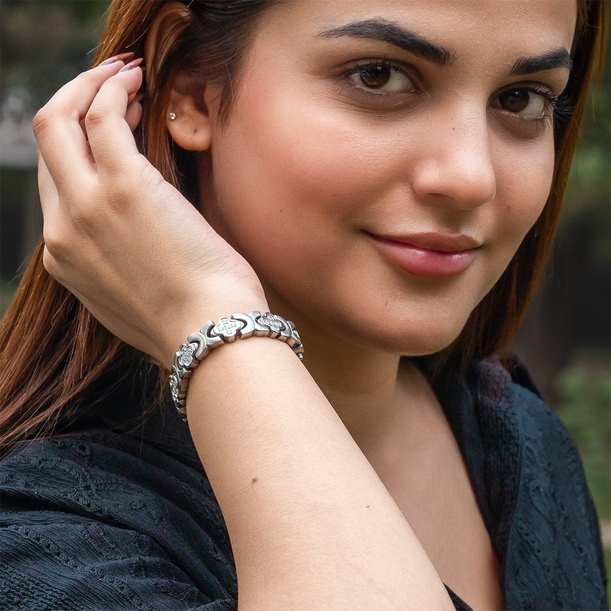 MagnetRX Clover Magnetic Bracelet for Women (Silver) — Silver detail