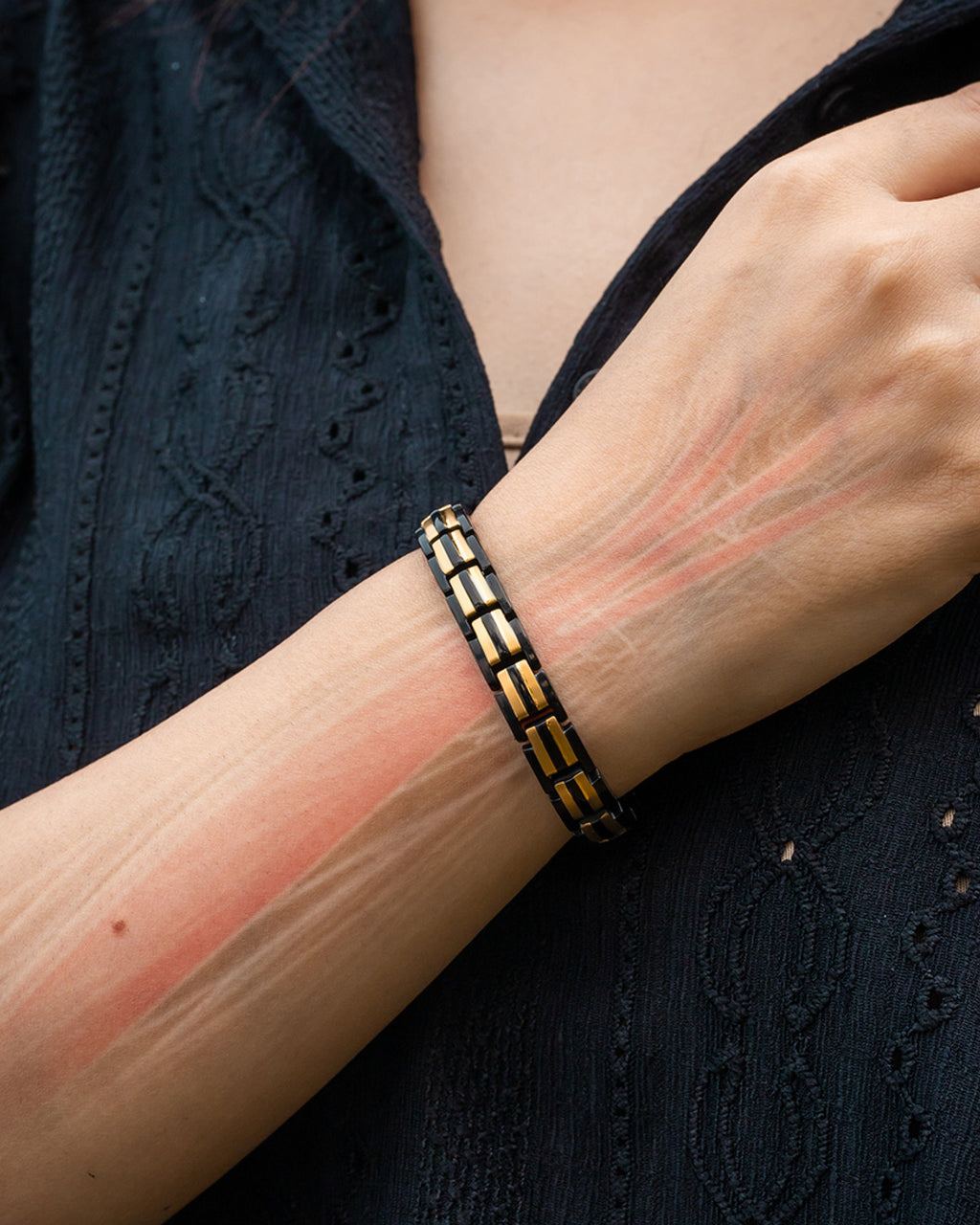 MagnetRX EllipseMAX Magnetic Bracelet for Women (Black & Gold) — Black detail