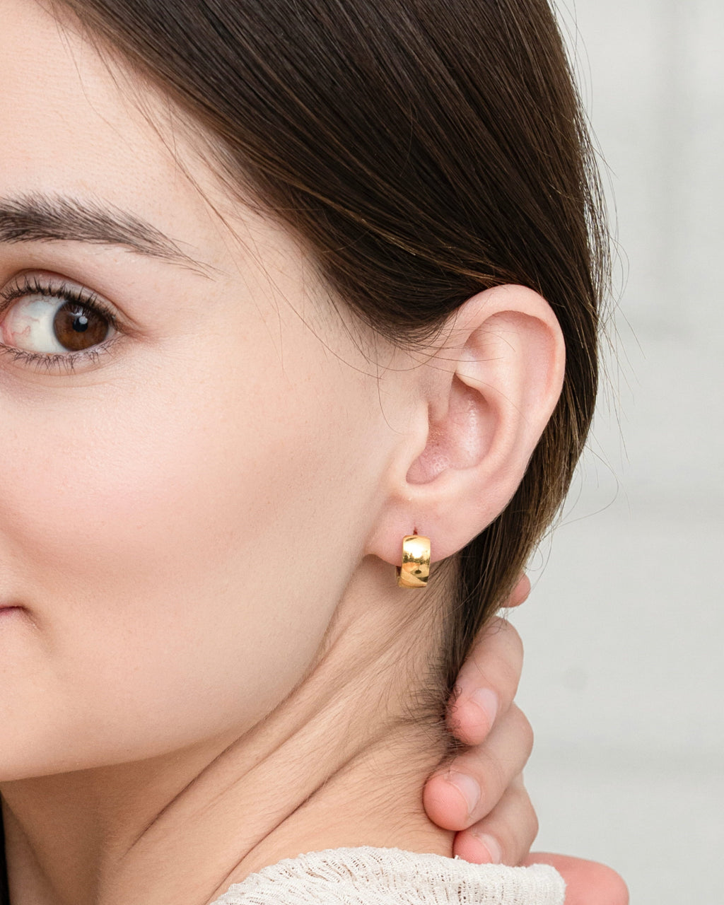 MagnetRX Polished Magnetic Therapy Earrings for Women (Gold) — Gold detail