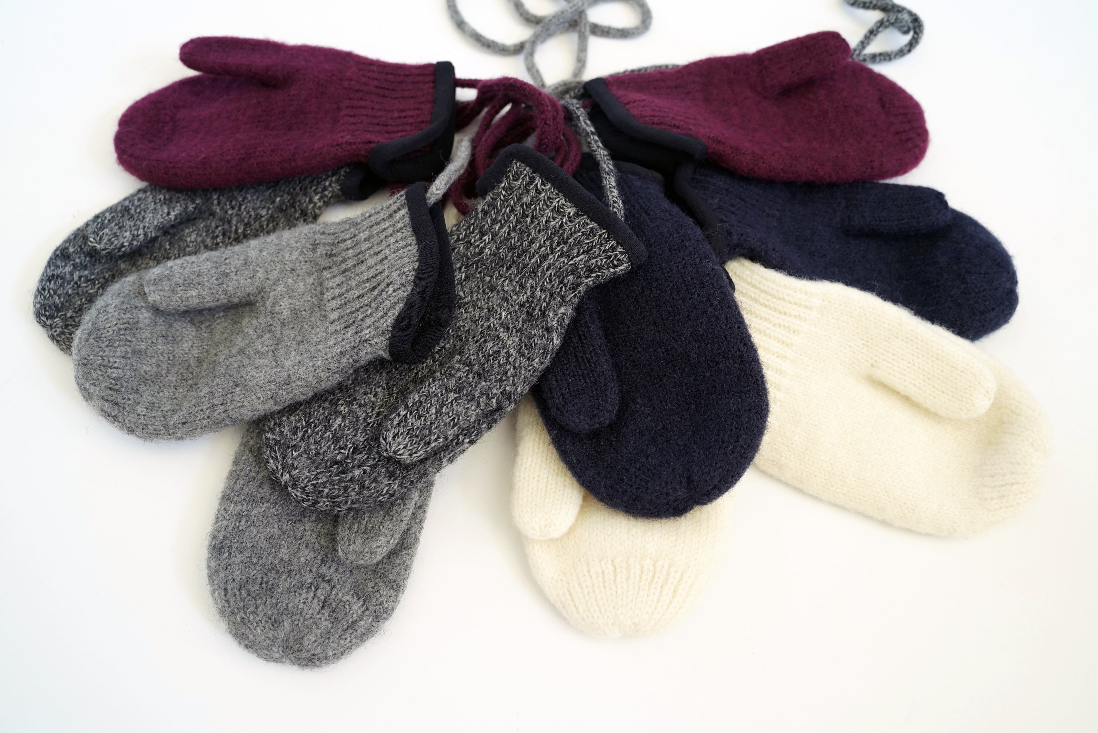 tittimitti tittimitti® 100% Virgin Wool Baby Toddler Kids Thumbed Mittens OEKO-TEX Standard 100 — detail close-up