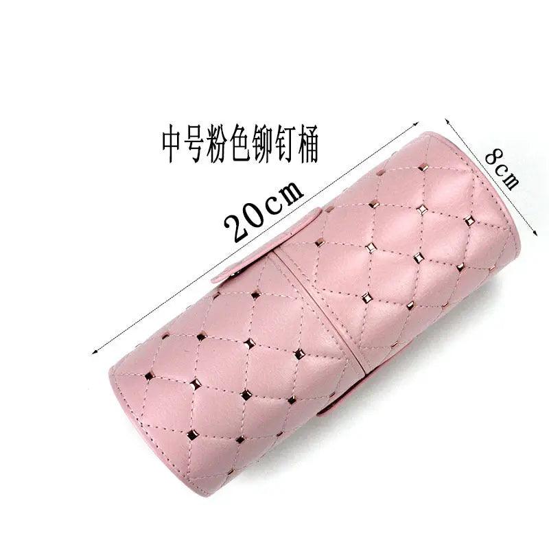 Mariam's Collection Mariam's Collection MMU020 makeup brush holder — product on model