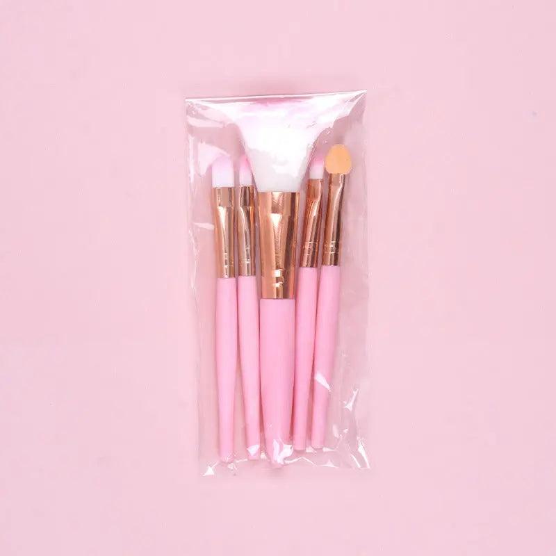 Mariam's Collection Mariam's Collection MMU022 mini eyeshadow brush — lifestyle worn / used context