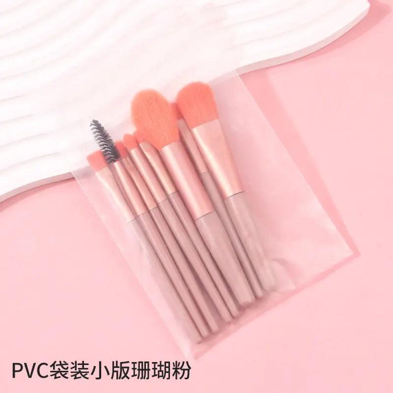 Mariam's Collection Mariam's Collection MMU023 Portable makeup brush set — lifestyle worn / used context