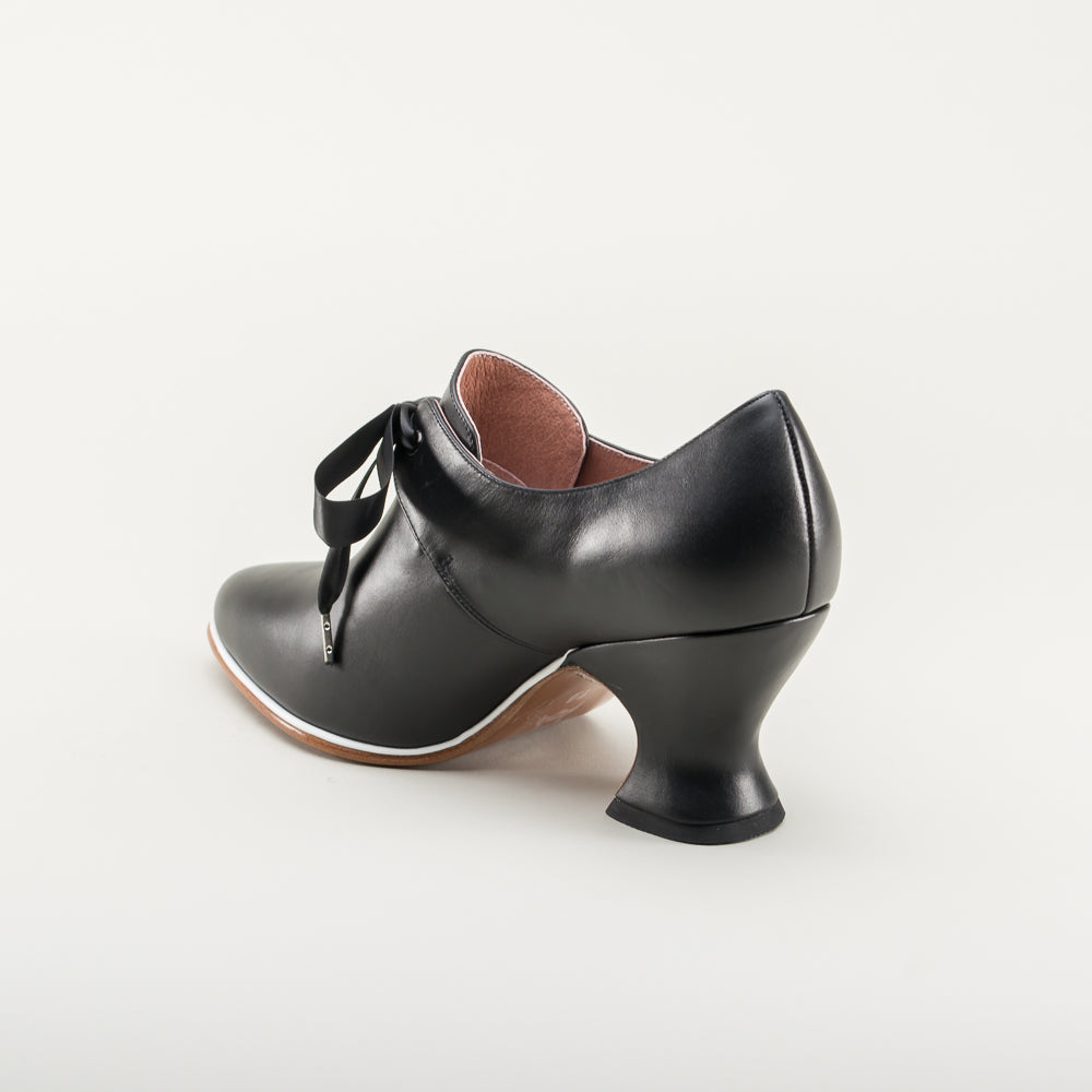 American Duchess Pompadour 18th Century Leather Shoes (Black) — scale reference