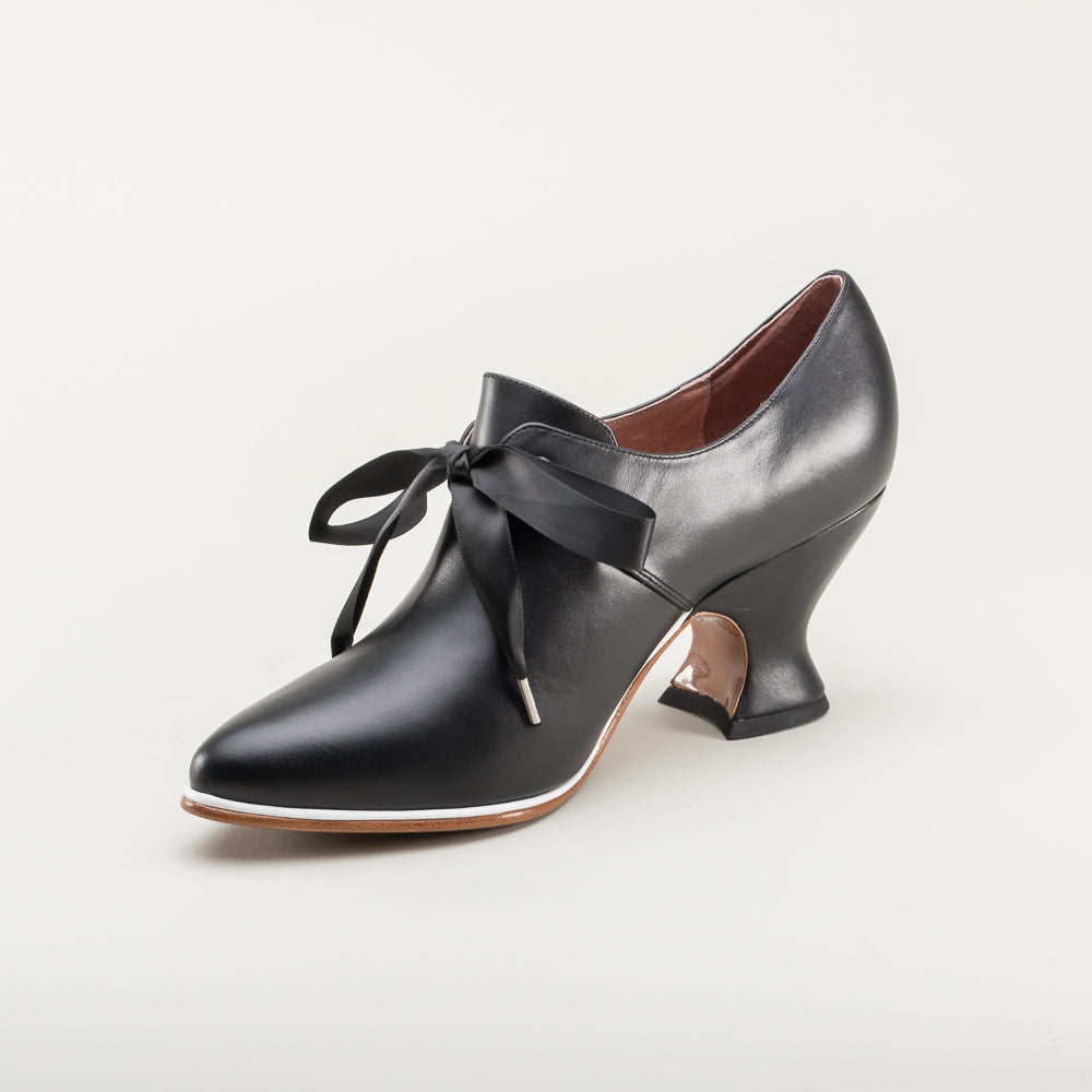 American Duchess Pompadour 18th Century Leather Shoes (Black) — texture detail