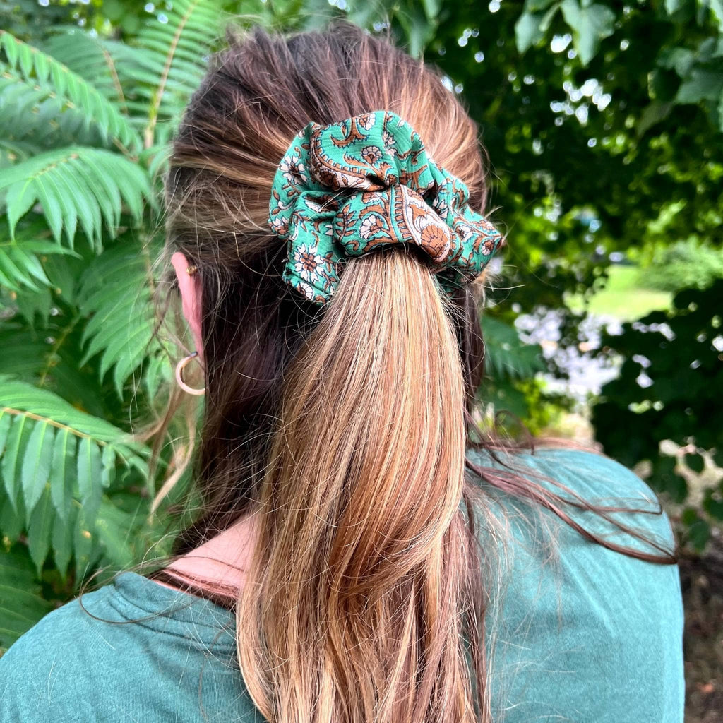 Darn Good Yarn Colorful Reclaimed Sari Scrunchies 5-Pack — detail shot 7