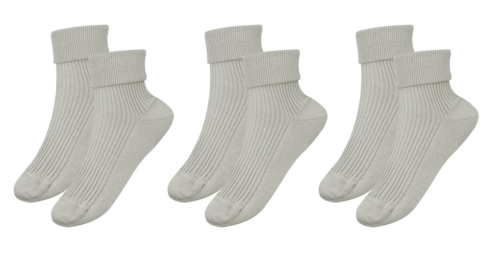 tittimitti tittimitti® 100% Organic Combed Cotton Luxury Women's Socks 3-Pack. Made in Italy. — product on model