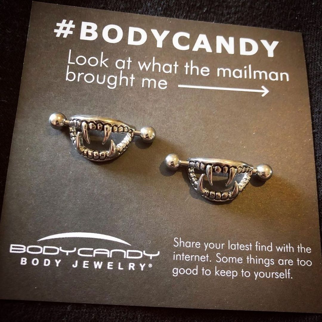BodyCandy Scary Halloween Fangs Nipple Shield Set 14G 18mm — detail close-up