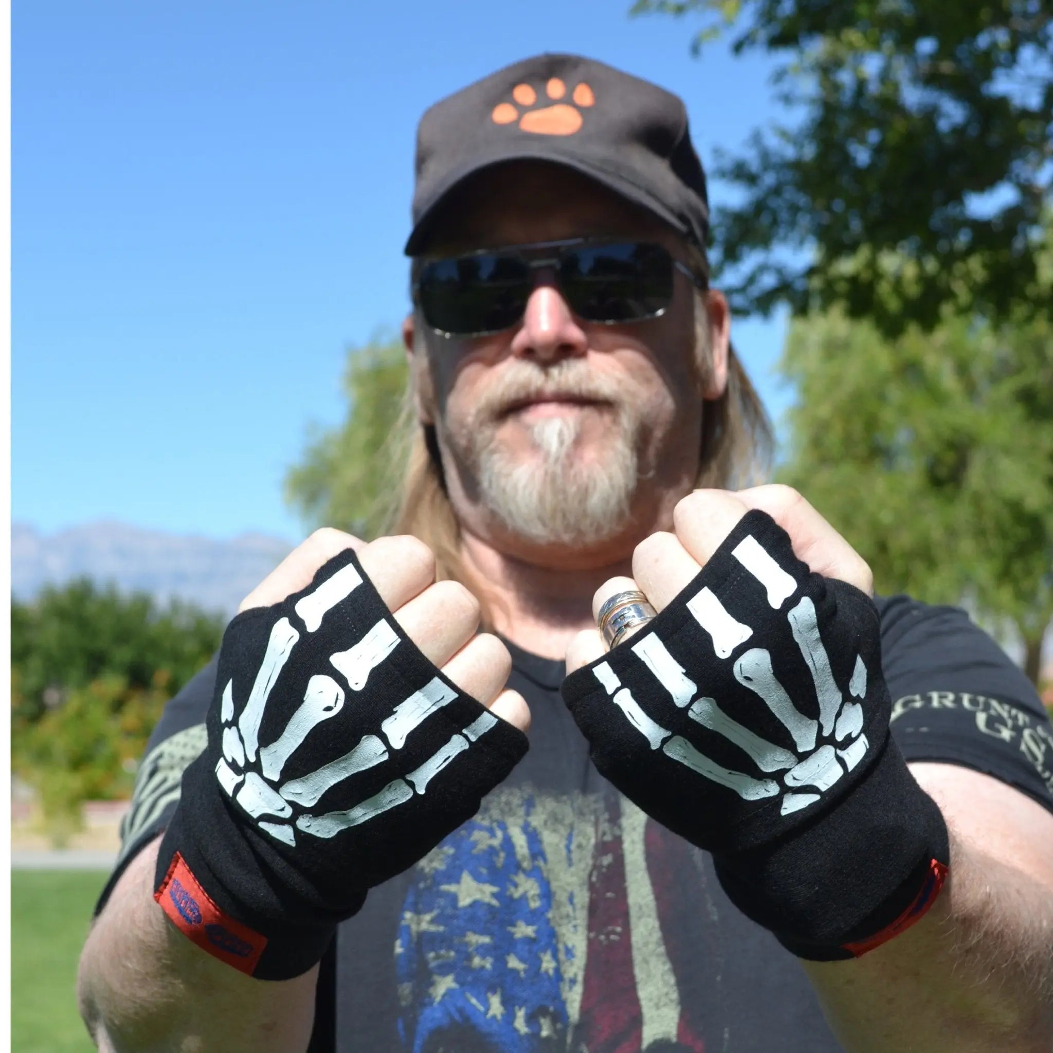 FLIPMITS SKELLYHANDS FLIPMITS — in-use photo