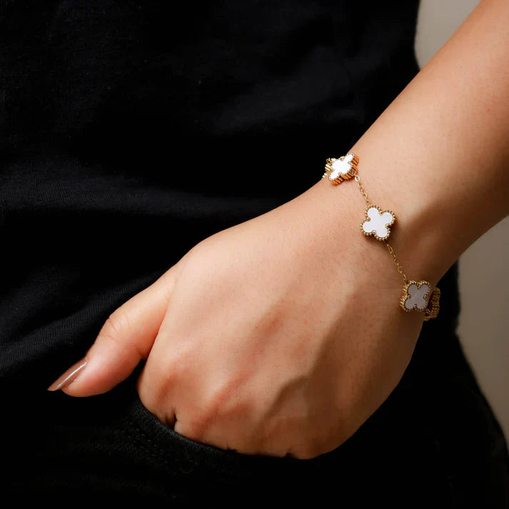 SORI STYLE White Four Leaf Clover Bracelet - Lucky Charm Jewelry — detail close-up