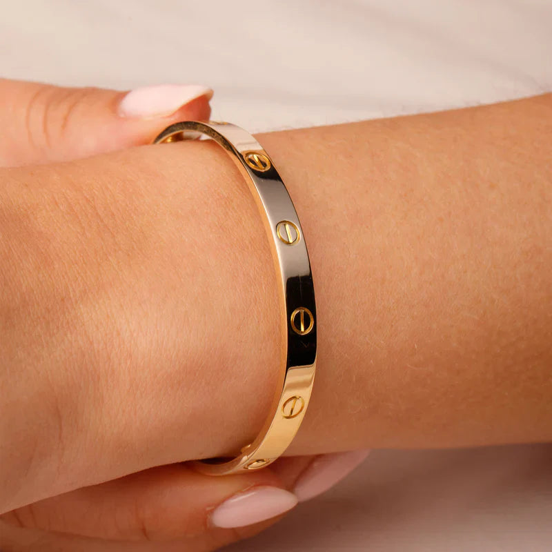 SORI STYLE Elegant Screw Bangle Bracelet - Luxury Designer Style — detail close-up