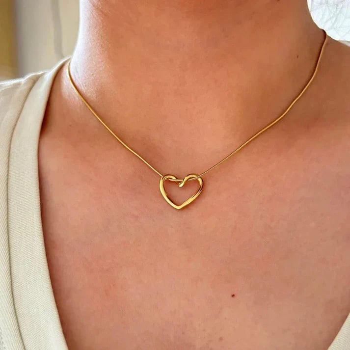 SORI STYLE Heart Pendant Necklace - Elegant Love Gift Jewelry — detail close-up