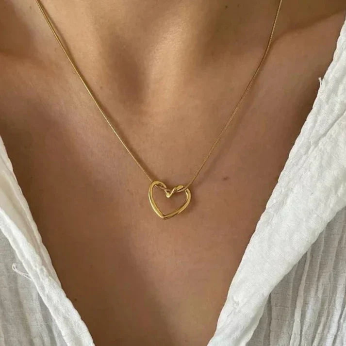 SORI STYLE Heart Pendant Necklace - Elegant Love Gift Jewelry — side view