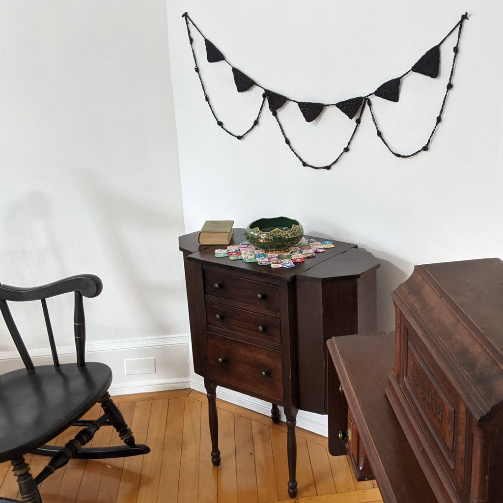 Darn Good Yarn Darn Good Yarn Spooky Chic Halloween Bunting Crochet Kit — construction detail