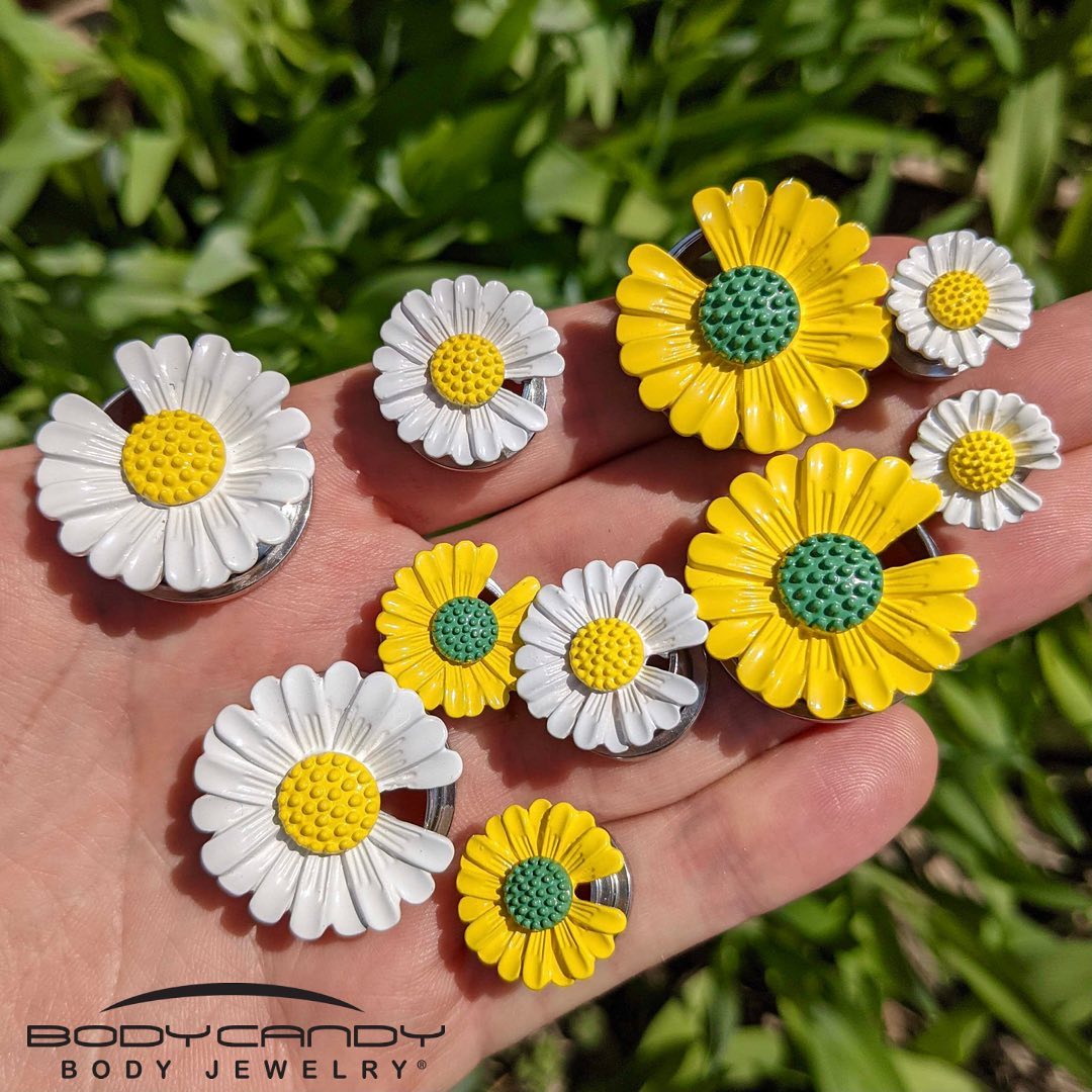 BodyCandy White Daisy Flower Screw Fit Plug Set — detail close-up