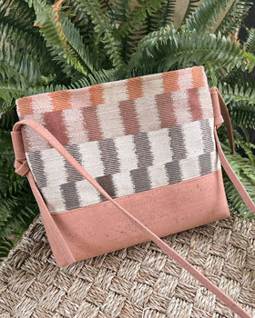 WONENA Yabisi Colibrí Crossbody - Adoquines & Guava