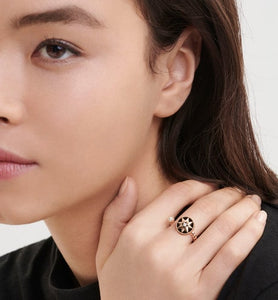 Rose Des Vents Ring • Pink Gold, Diamonds and Onyx