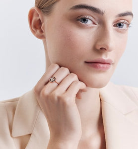 Rose Des Vents Ring • Rose Gold, Diamond and Onyx