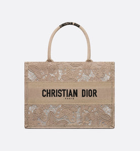【話題の新作！】DIOR BOOK TOTE バッグ ミディアム D-Lace 刺繍 話題の新作！】DIOR BOOK TOTE バッグ ミディアム D-Lace 刺繍